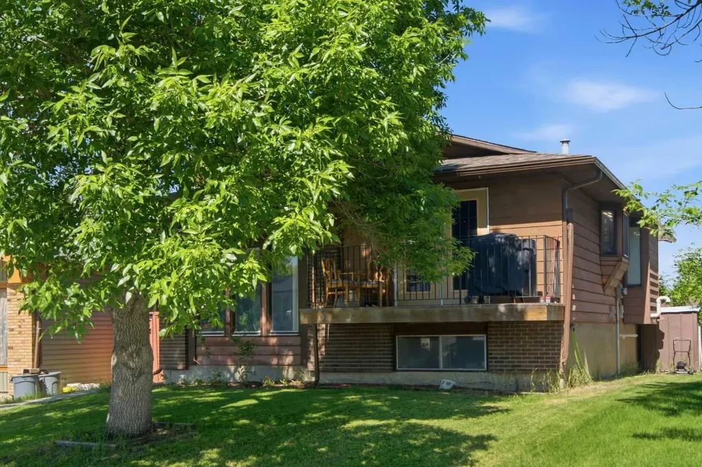 20 Berkshire Court NW Calgary AB T3K 1Z5