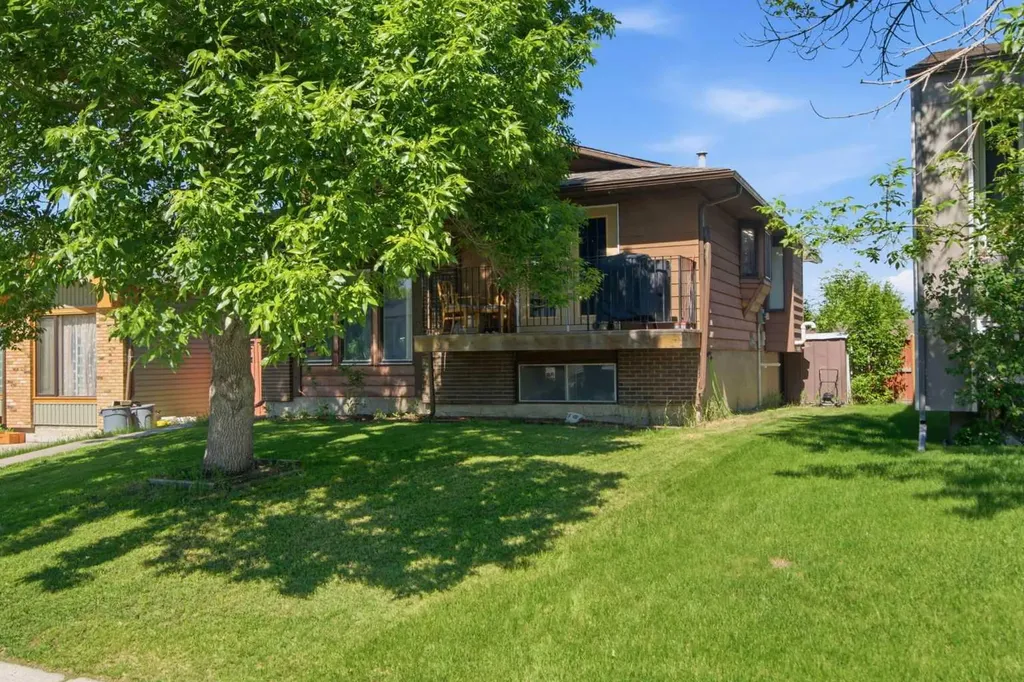 20 Berkshire Court NW Calgary AB T3K 1Z5
