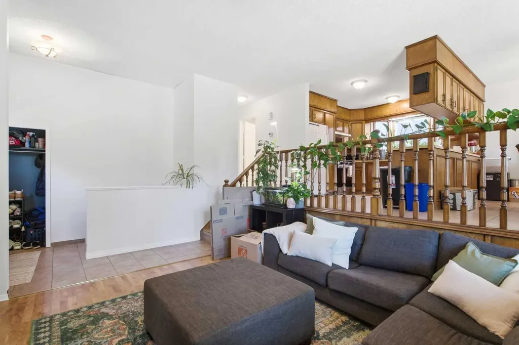 20 Berkshire Court NW Calgary AB T3K 1Z5