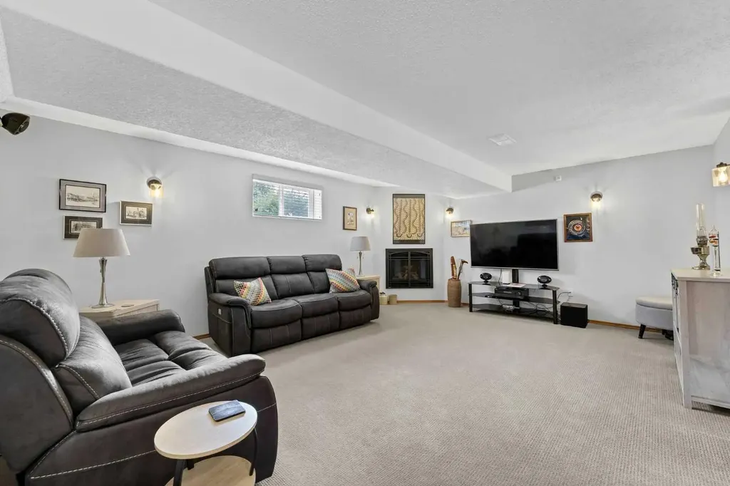 2 Hunter Court NE Medicine Hat AB T1C1W5