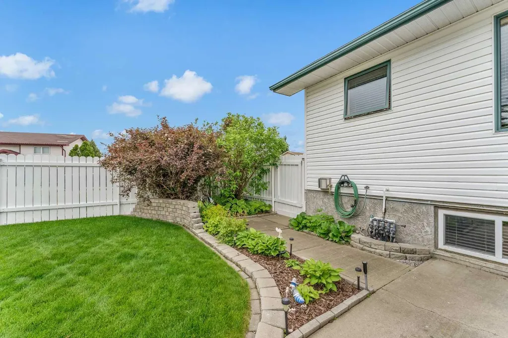 2 Hunter Court NE Medicine Hat AB T1C1W5
