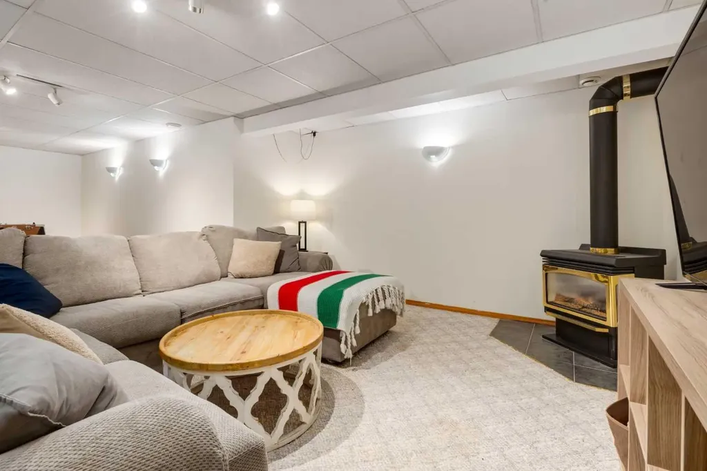 1324 Lake Sylvan Drive SE Calgary AB T2J 3C8