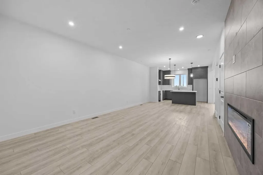 33 Hotchkiss Gardens SE Calgary AB T3S 0T7