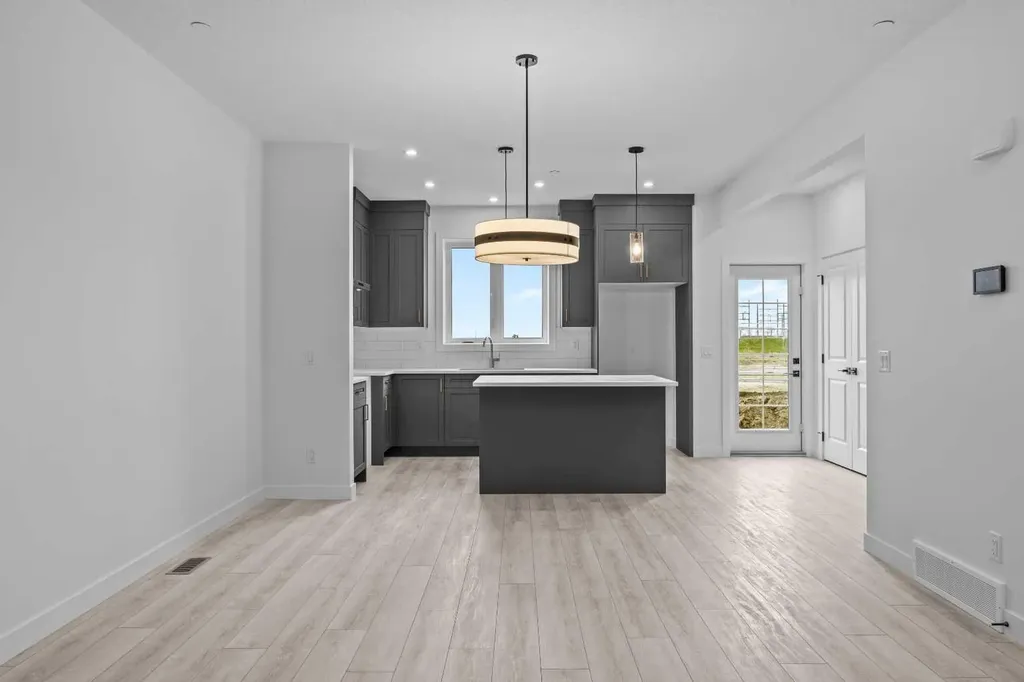 33 Hotchkiss Gardens SE Calgary AB T3S 0T7