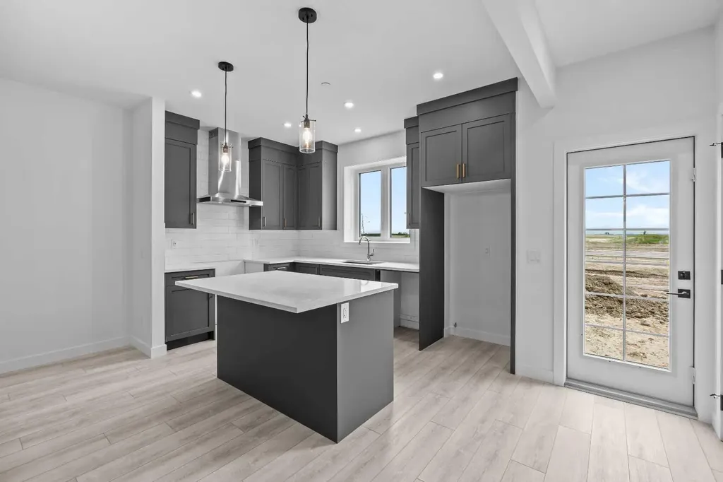 33 Hotchkiss Gardens SE Calgary AB T3S 0T7