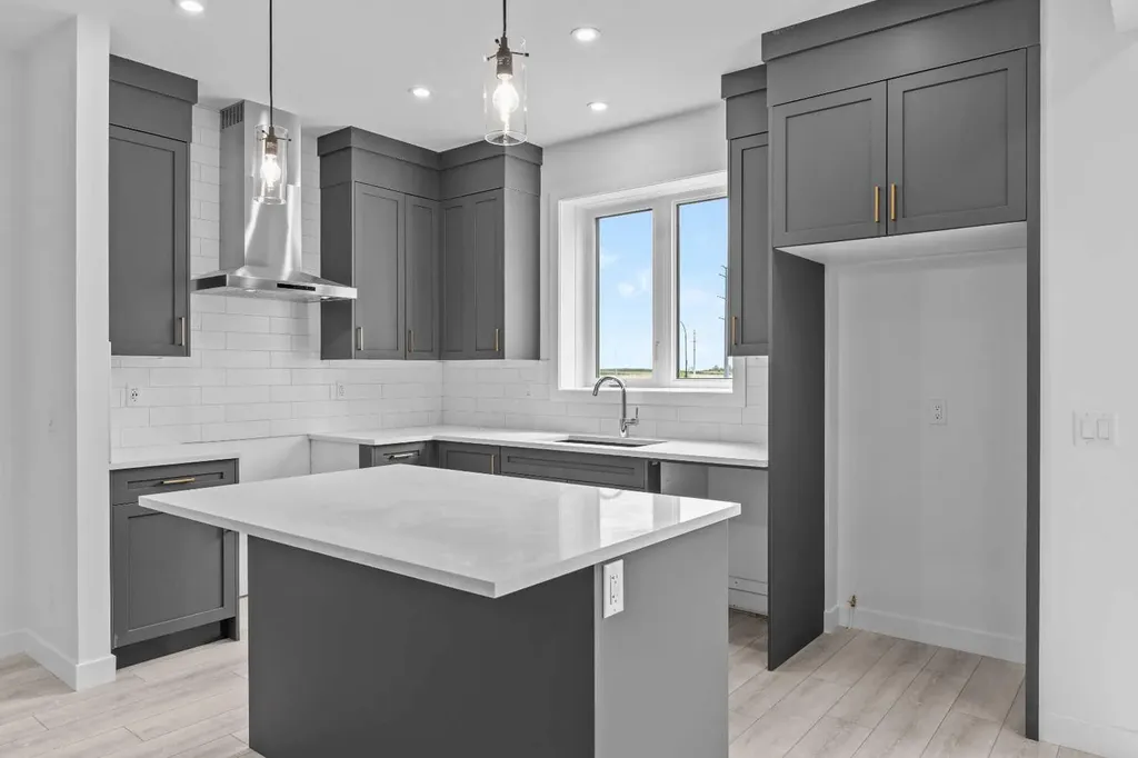 33 Hotchkiss Gardens SE Calgary AB T3S 0T7