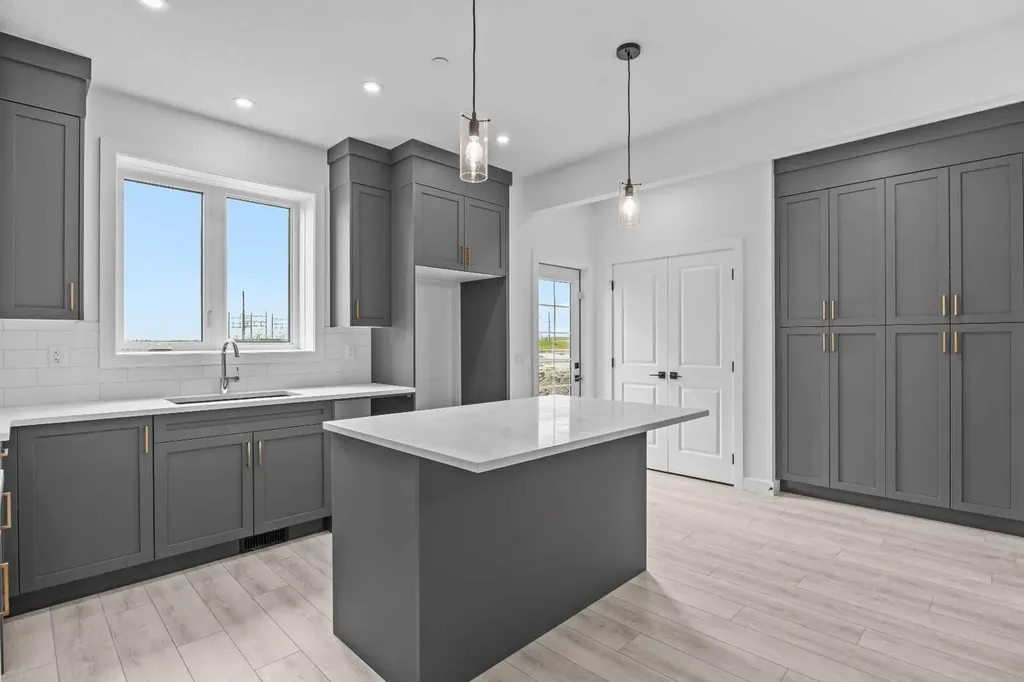 33 Hotchkiss Gardens SE Calgary AB T3S 0T7