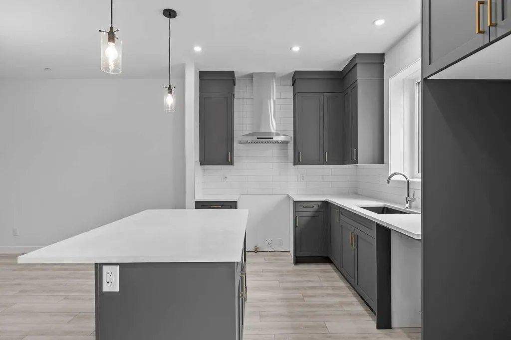 33 Hotchkiss Gardens SE Calgary AB T3S 0T7