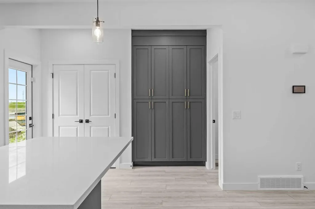 33 Hotchkiss Gardens SE Calgary AB T3S 0T7