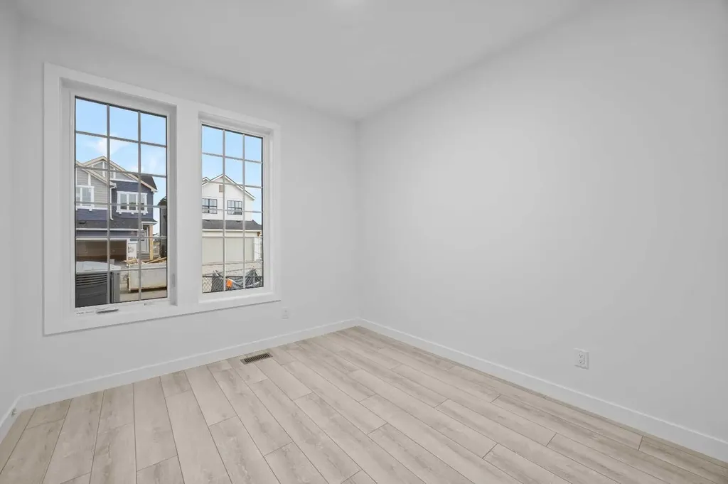 33 Hotchkiss Gardens SE Calgary AB T3S 0T7