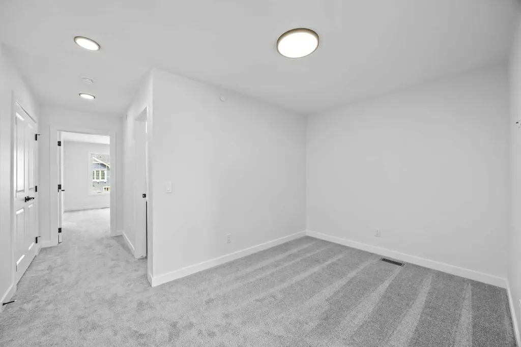 33 Hotchkiss Gardens SE Calgary AB T3S 0T7
