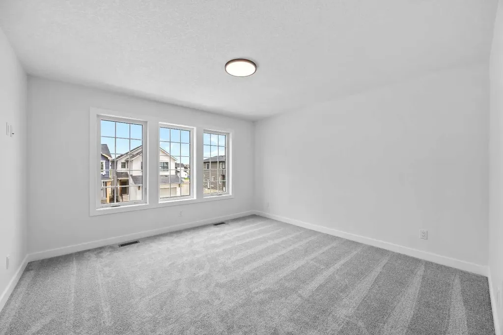 33 Hotchkiss Gardens SE Calgary AB T3S 0T7