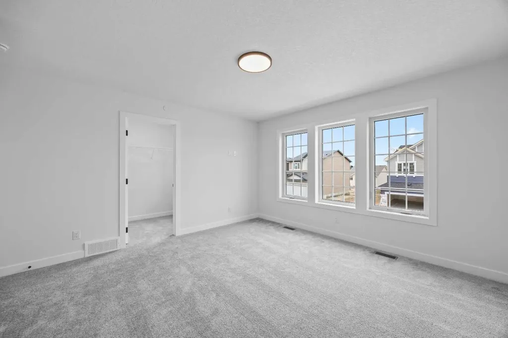 33 Hotchkiss Gardens SE Calgary AB T3S 0T7