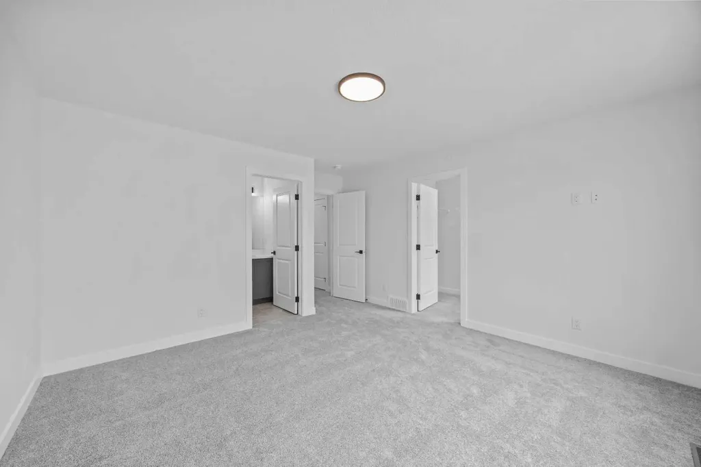 33 Hotchkiss Gardens SE Calgary AB T3S 0T7