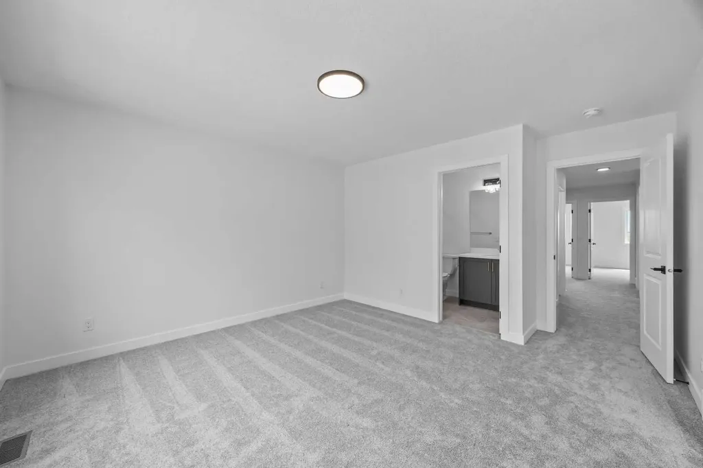 33 Hotchkiss Gardens SE Calgary AB T3S 0T7