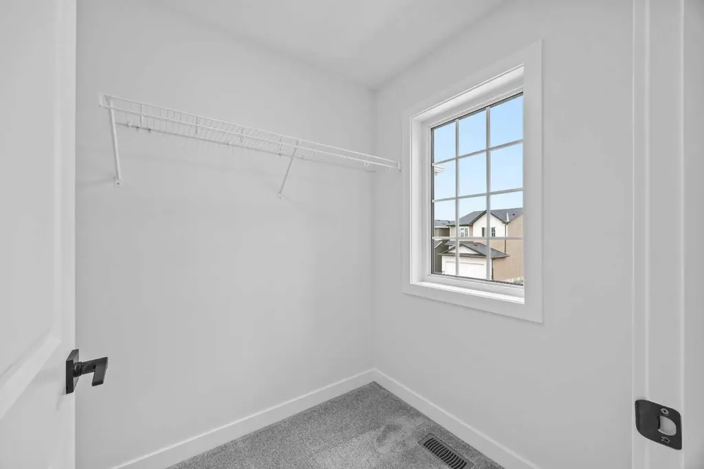 33 Hotchkiss Gardens SE Calgary AB T3S 0T7