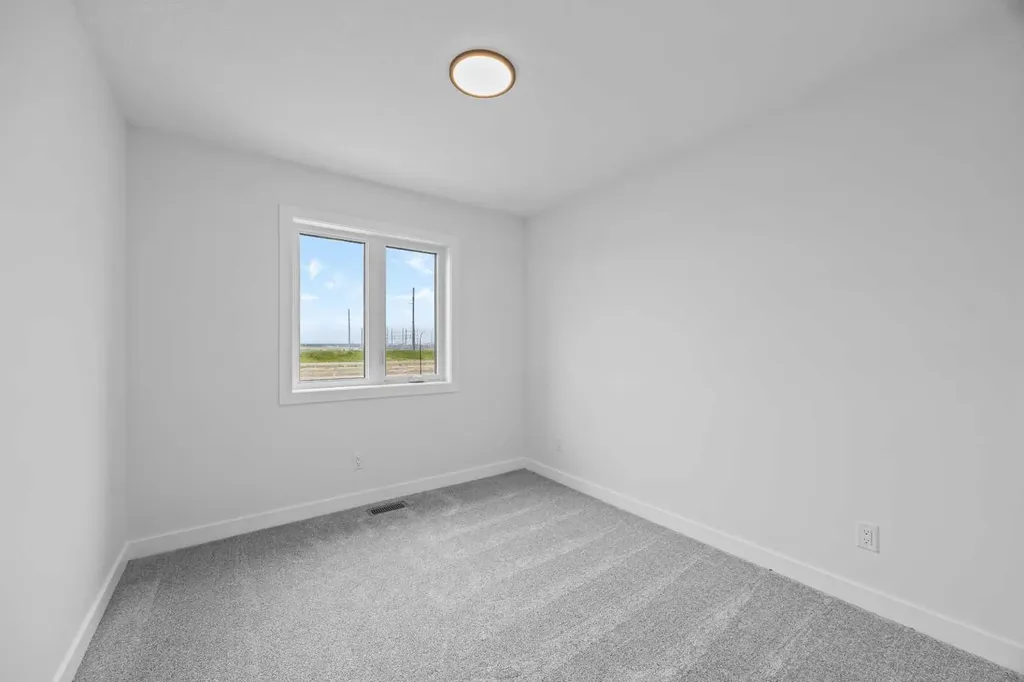 33 Hotchkiss Gardens SE Calgary AB T3S 0T7