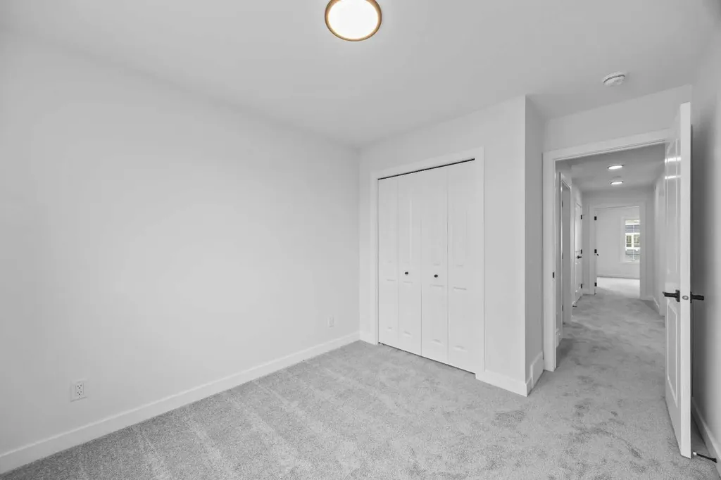 33 Hotchkiss Gardens SE Calgary AB T3S 0T7