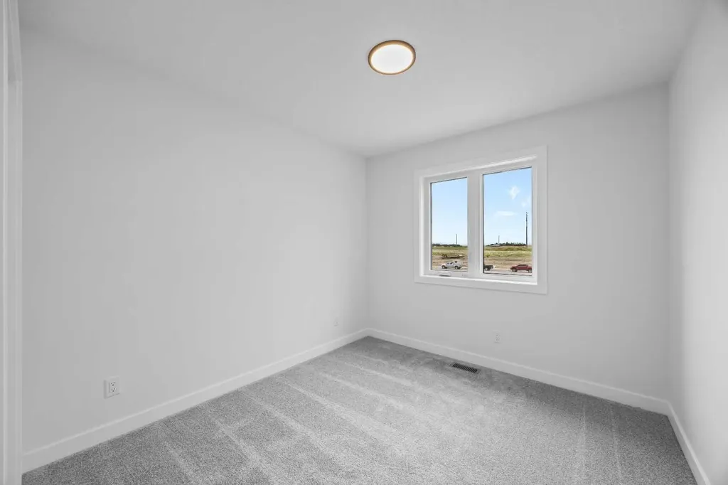 33 Hotchkiss Gardens SE Calgary AB T3S 0T7