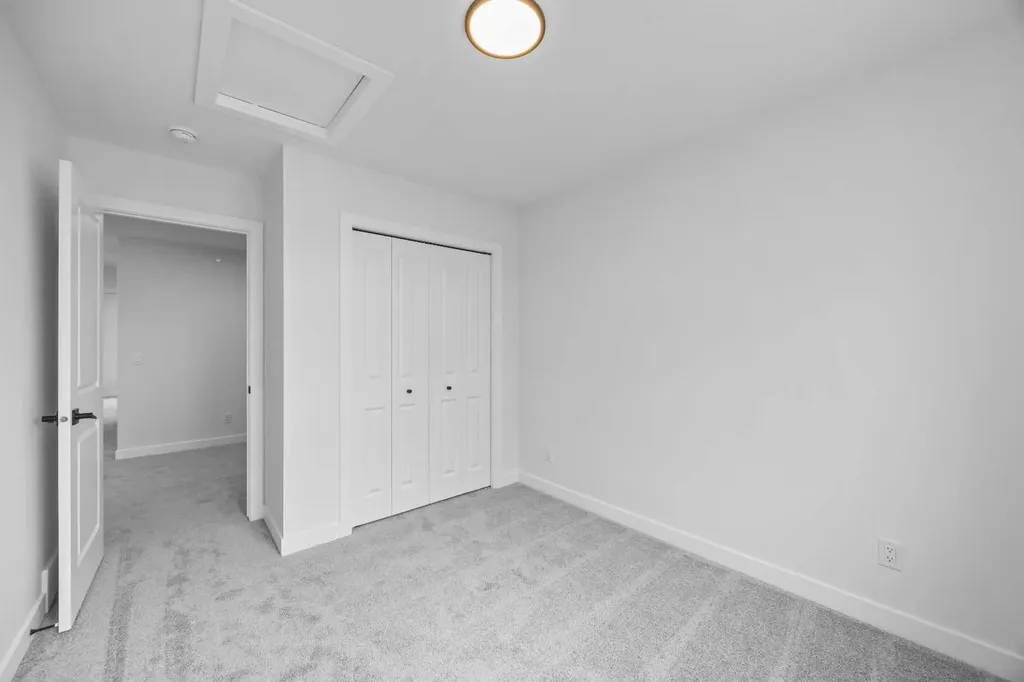 33 Hotchkiss Gardens SE Calgary AB T3S 0T7