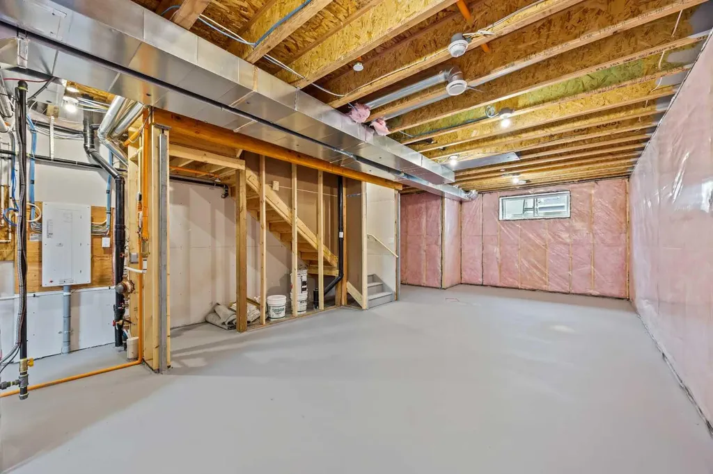 33 Hotchkiss Gardens SE Calgary AB T3S 0T7