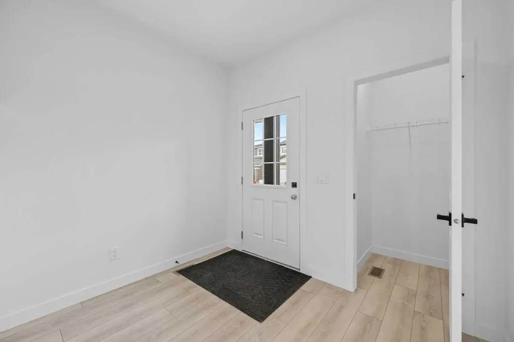 33 Hotchkiss Gardens SE Calgary AB T3S 0T7