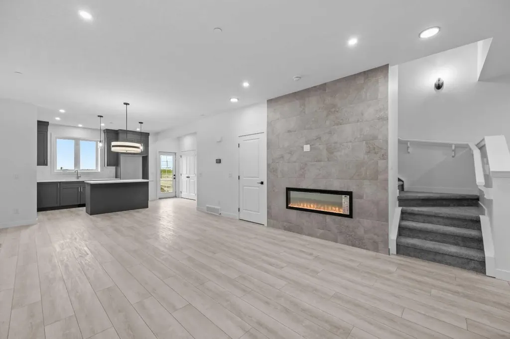 33 Hotchkiss Gardens SE Calgary AB T3S 0T7