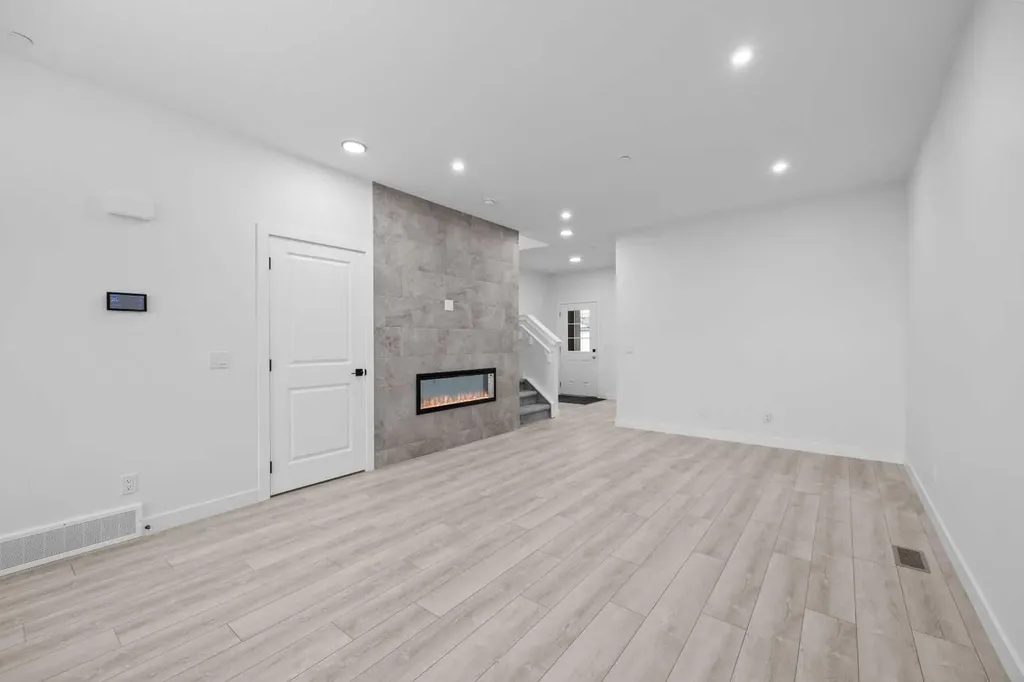 33 Hotchkiss Gardens SE Calgary AB T3S 0T7