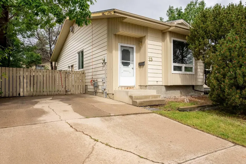 23 Dakota Road W Lethbridge AB T1K5L4