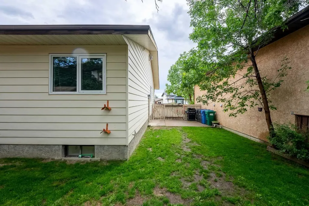 23 Dakota Road W Lethbridge AB T1K5L4