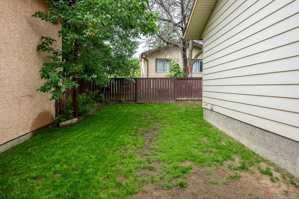 23 Dakota Road W Lethbridge AB T1K5L4