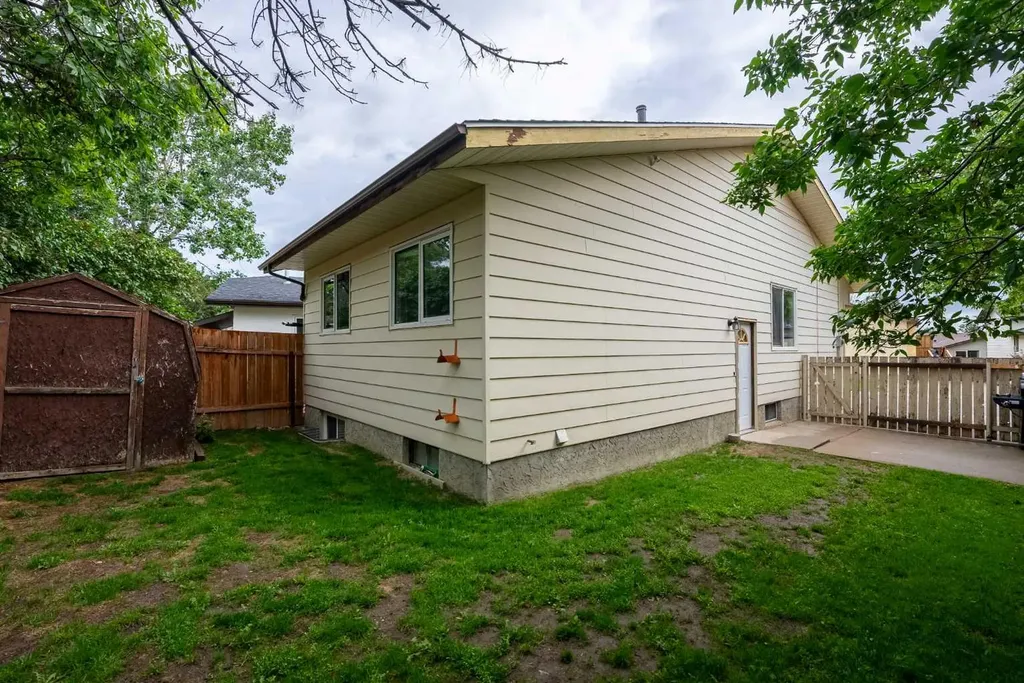 23 Dakota Road W Lethbridge AB T1K5L4