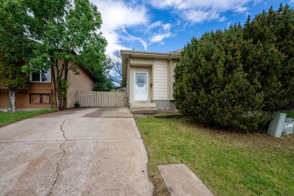 23 Dakota Road W Lethbridge AB T1K5L4