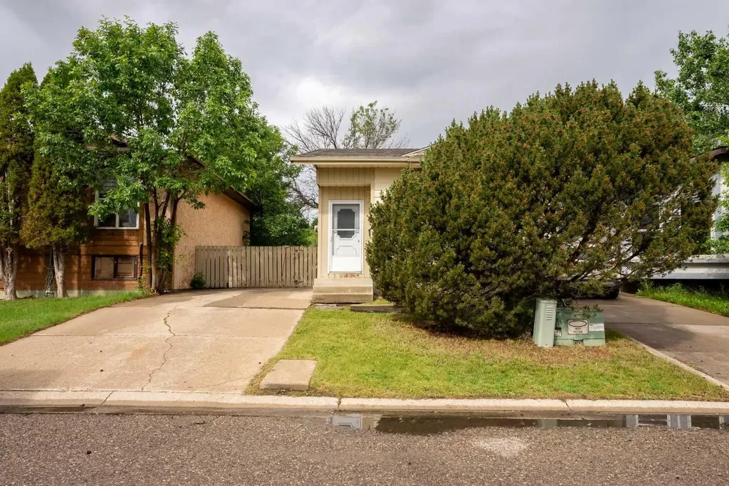23 Dakota Road W Lethbridge AB T1K5L4