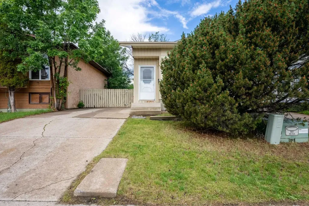 23 Dakota Road W Lethbridge AB T1K5L4