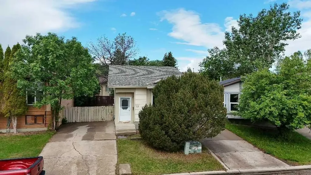 23 Dakota Road W Lethbridge AB T1K5L4