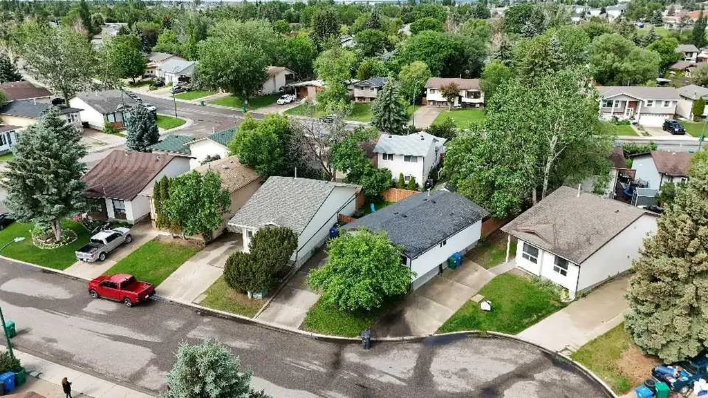 23 Dakota Road W Lethbridge AB T1K5L4