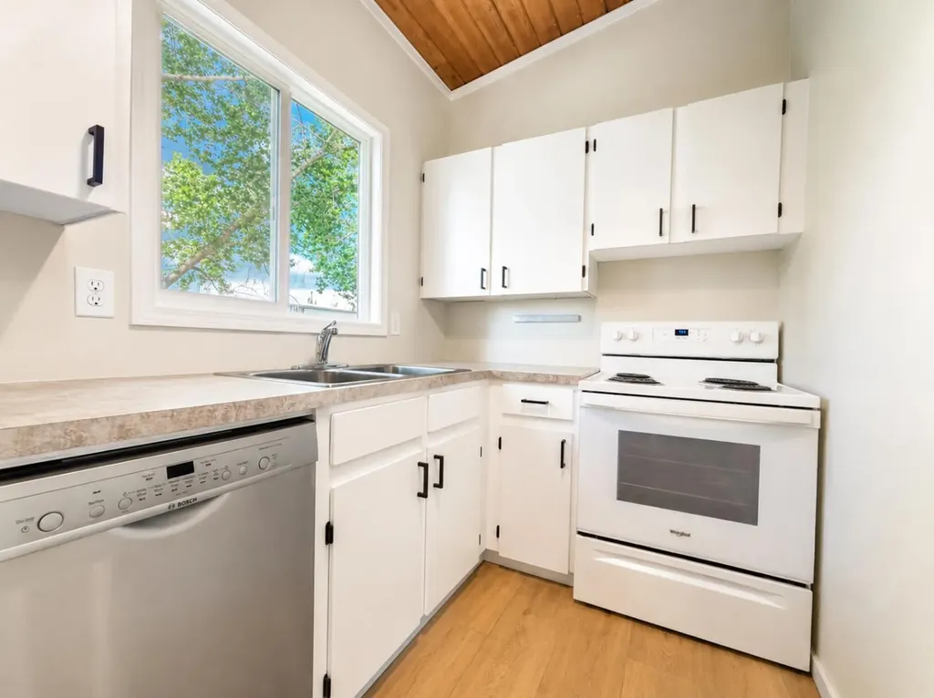 129 Oaktree Lane SW Calgary AB T2V 4E5