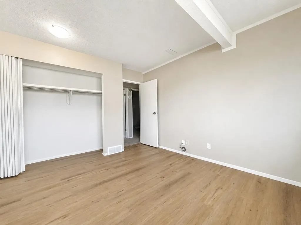 129 Oaktree Lane SW Calgary AB T2V 4E5