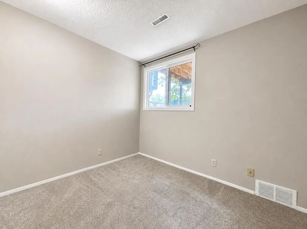 129 Oaktree Lane SW Calgary AB T2V 4E5