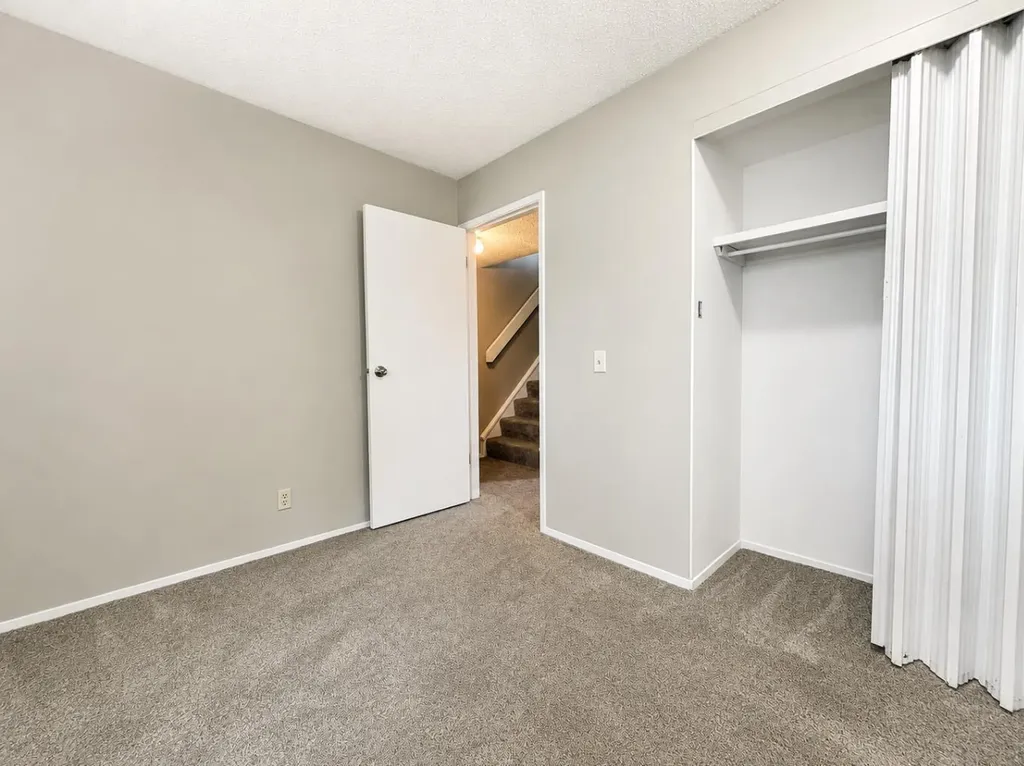 129 Oaktree Lane SW Calgary AB T2V 4E5