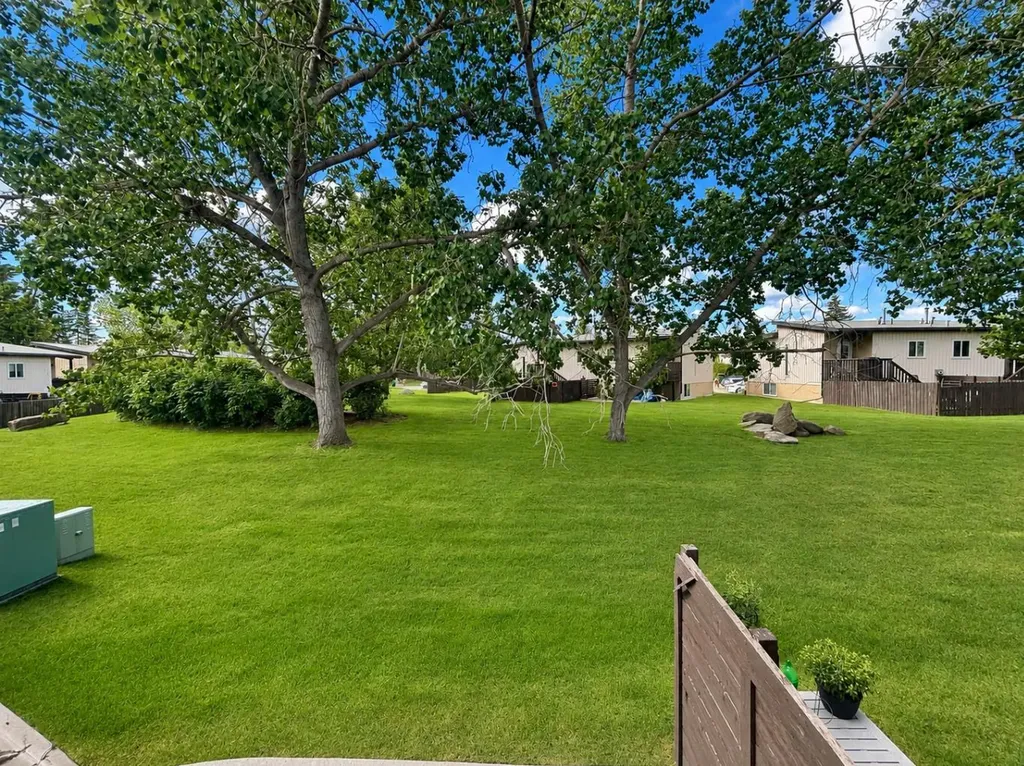129 Oaktree Lane SW Calgary AB T2V 4E5