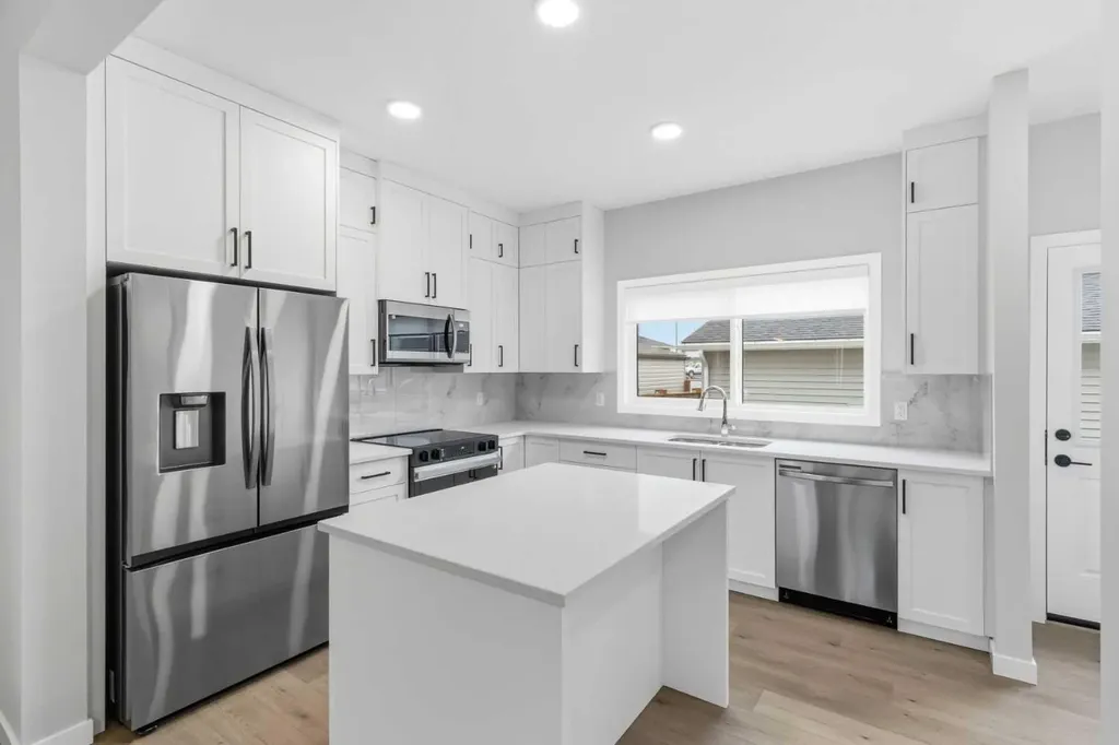 2253 Bayview Drive SW Airdrie AB T4B5N3
