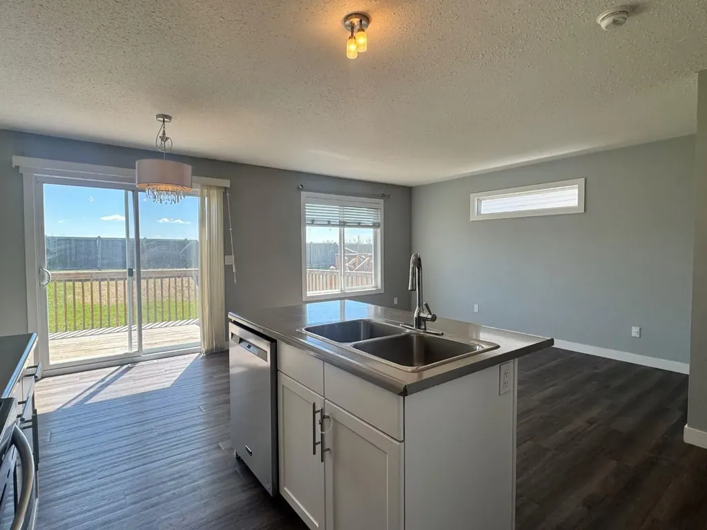 8453 101 Street Grande Prairie AB T8X 0R1