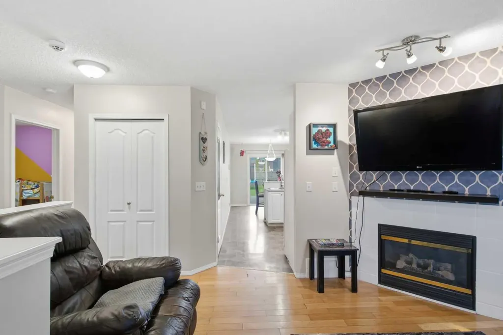 109 Canoe Square SW Airdrie AB T4B2N7