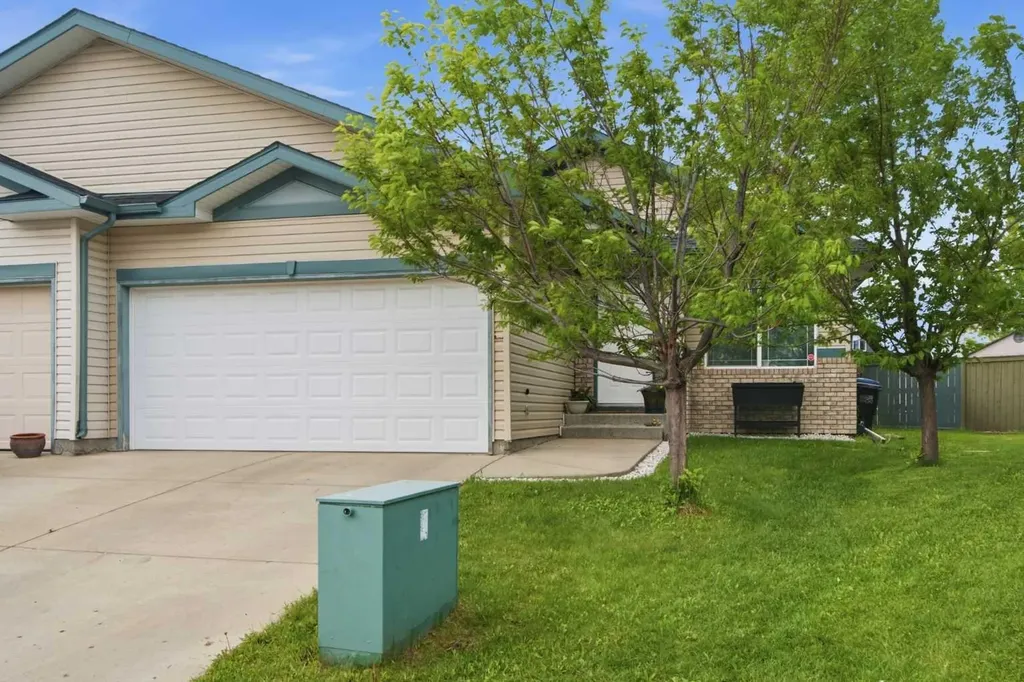 109 Canoe Square SW Airdrie AB T4B2N7