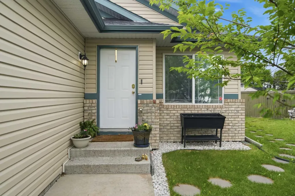 109 Canoe Square SW Airdrie AB T4B2N7