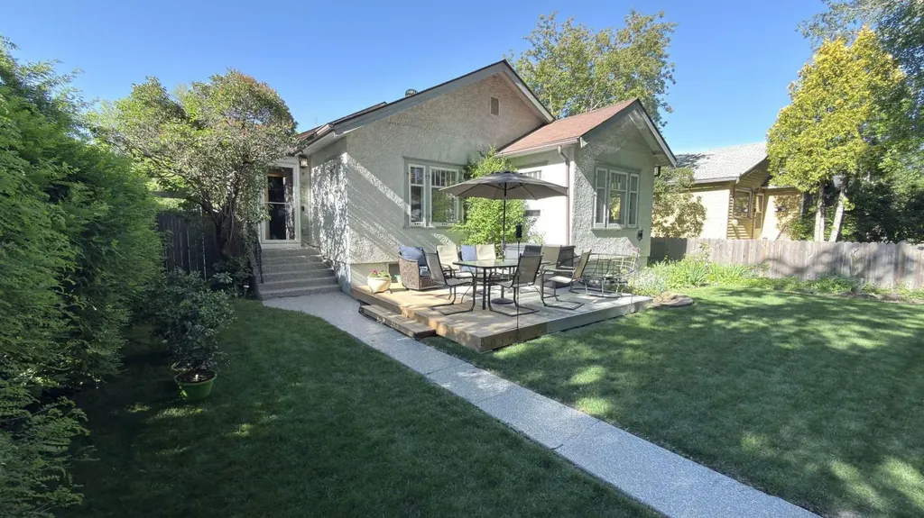206 11 Avenue NE Calgary AB T2E 0Y8