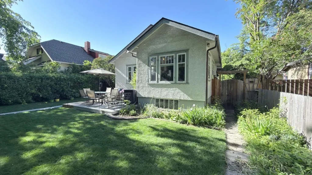 206 11 Avenue NE Calgary AB T2E 0Y8