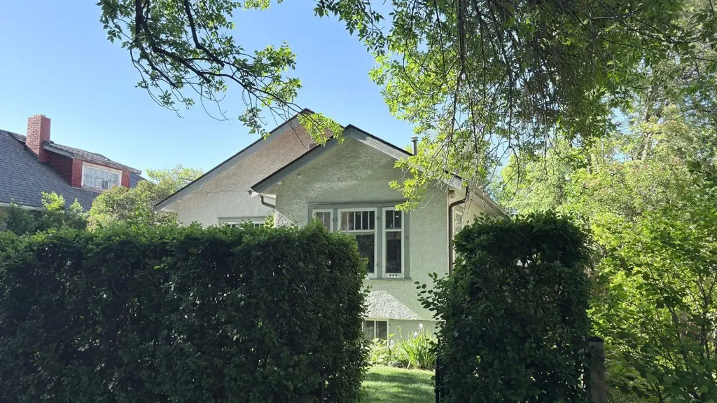 206 11 Avenue NE Calgary AB T2E 0Y8